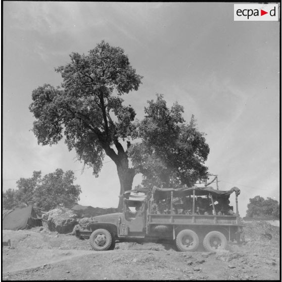 Un camion GMC 6x6 qui transporte des soldats de la 3/131e régiment d'infanterie (RI) arrive au poste de Bou-Caïd.