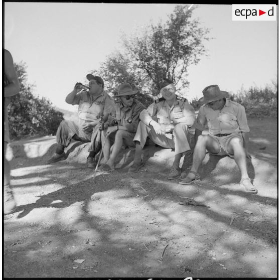 Des officiers de la 3/131e régiment d'infanterie (RI) prennent un verre à l'ombre.