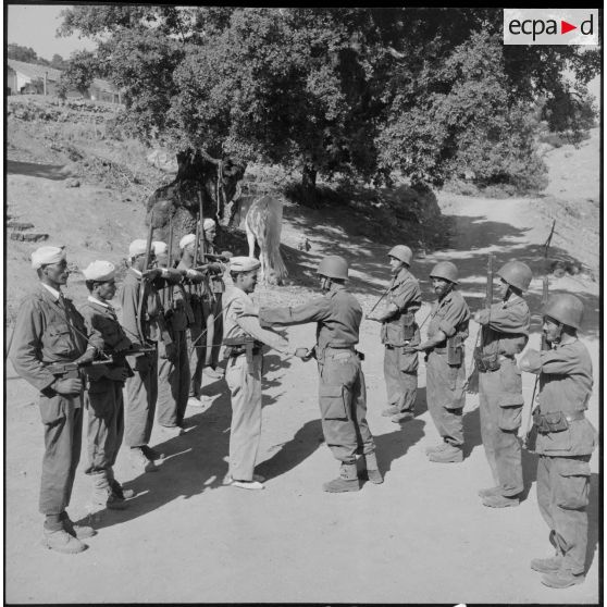 Au poste de Bou-Caïd, le commando de supplétifs algériens et une unité de la 3/131e régiment d'infanterie (RI) se saluent.