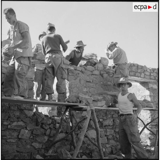 Construction d'un mur par les soldats de la 3/131e régiment d'infanterie (RI) à Bou-Caïd.