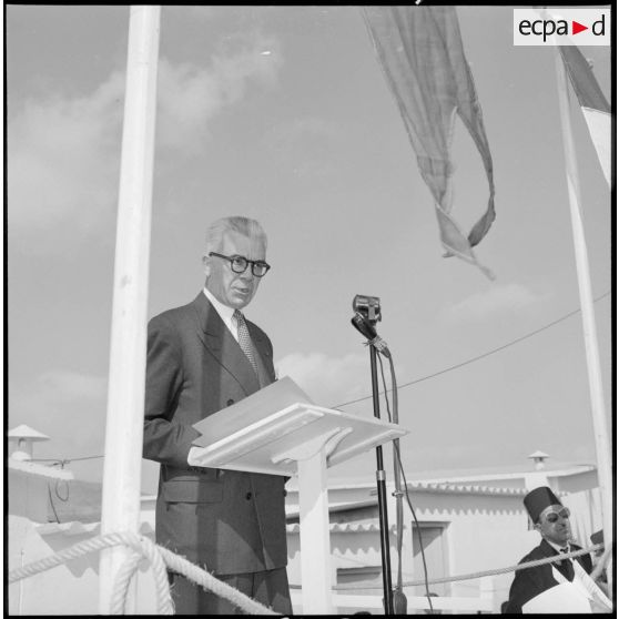 Une personnalité locale, peut-être le maire de Constantine, prononce un discours devant les autorités civiles et militaires.