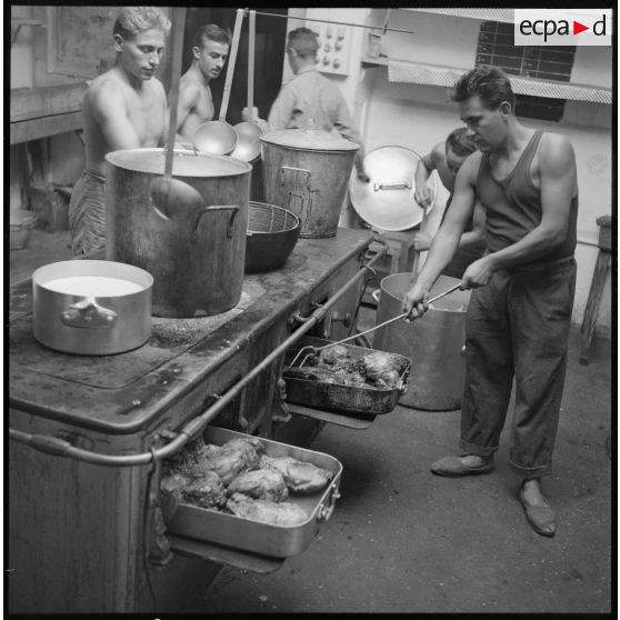 A la cuisine, les cuistots se donnent à fond pour leurs camarades convalescents.