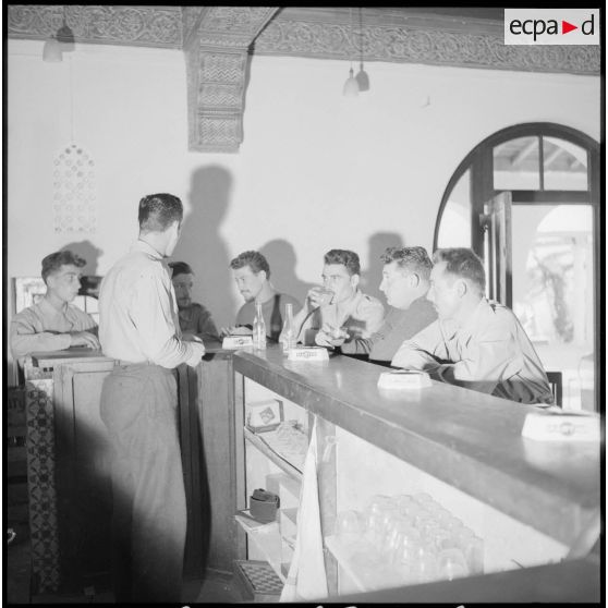 Des soldats convalescents boivent l'apéritif au bar du foyer du centre de repos de la 9e DI.