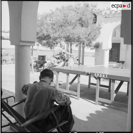 Une partie de ping-pong au centre de repos de la 9e DI.