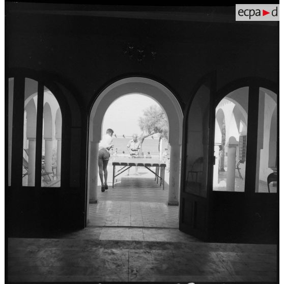 Vue du patio depuis l'intérieur du centre de convalescence de la 9e DI.