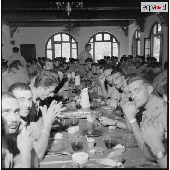 Les convalescents prennent leur repas dans la salle à manger du centre de repos de la 9e DI (division d'infanterie) à Tenes.