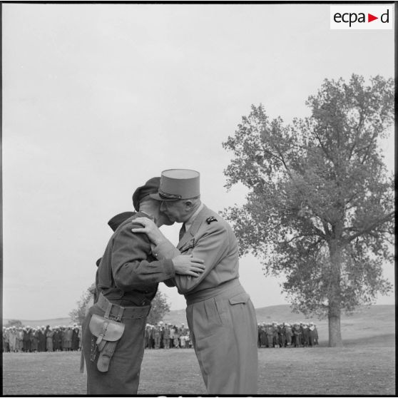 Le général Malagutti félicite un soldat qui vient d'être décoré.