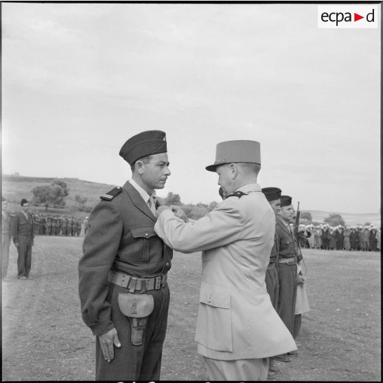 Le général Le Puloch décore un soldat.