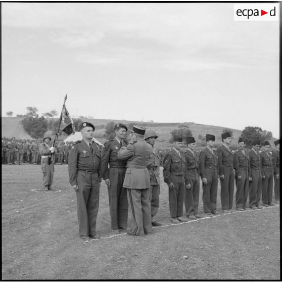 Le lieutenant-colonel Canibon décore des soldats.