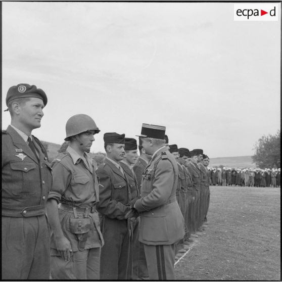 Le lieutenant-colonel félicite un récipiendaire.