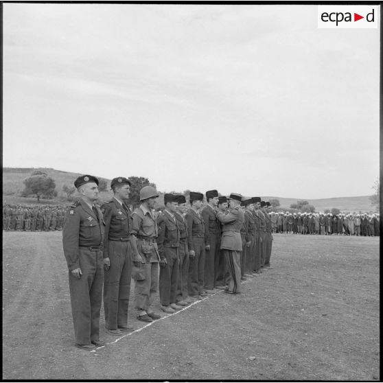 Le lieutenant-colonel décore des soldats.