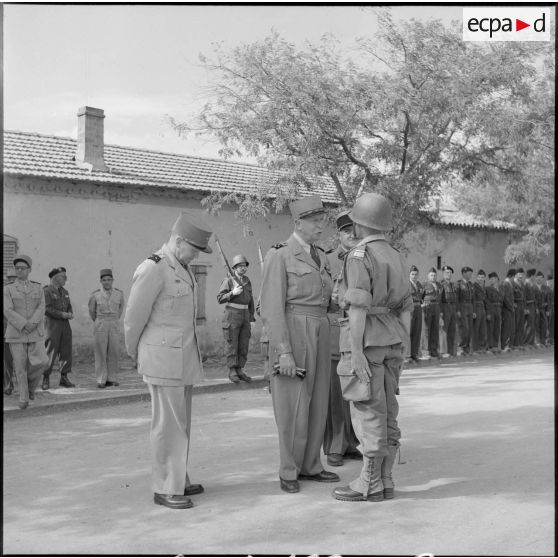 Les autorités militaires discutent après le défilé des troupes à Terny.