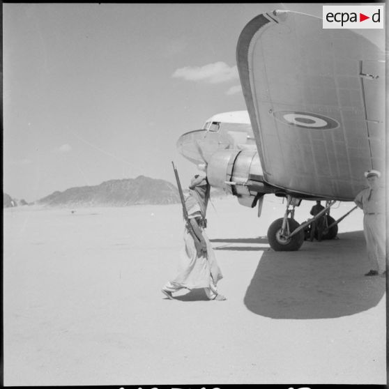 Photographie du garde de l'avion de Max Lejeune.