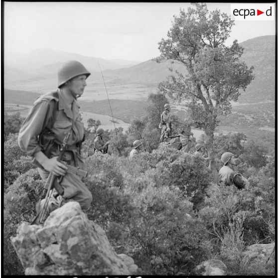 Un groupe de soldats observe les environs.