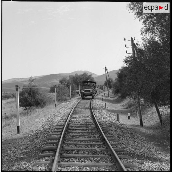 Un véhicule blindé circule sur des rails.