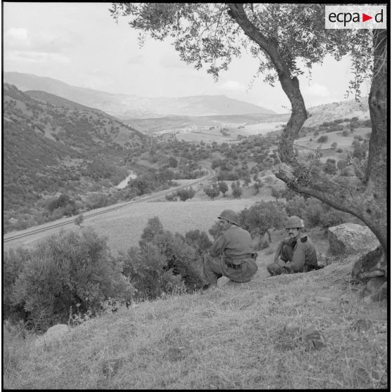 Deux soldats observent le chemin de fer.