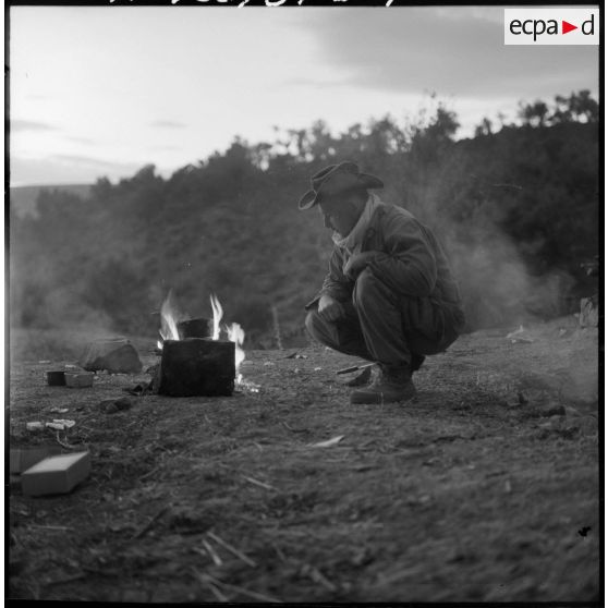 Un soldat du 2/51e régiment d'infanterie (RI) prépare le café.