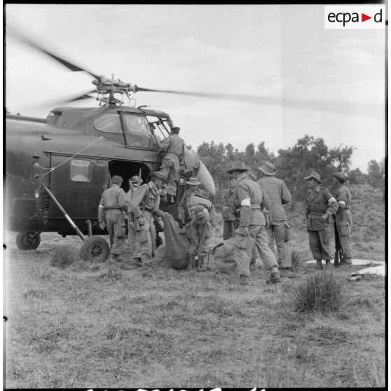 Ravitaillement des troupes par hélicoptère.