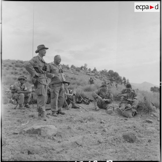 Une halte, les soldats en profitent pour manger.