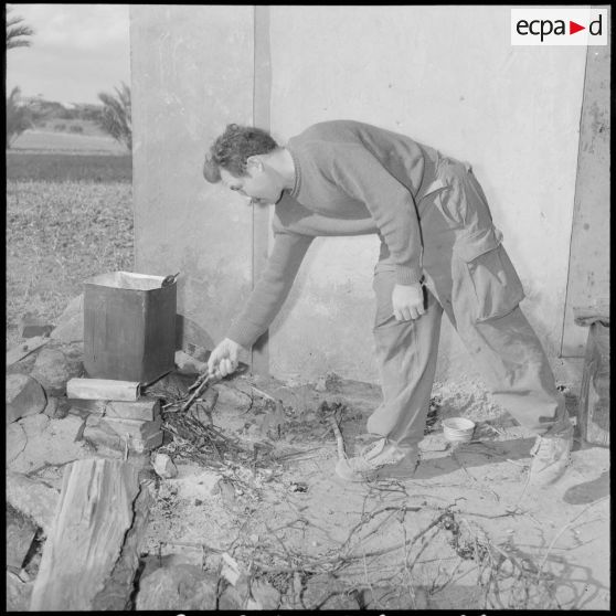 Le rappelé Paul Delbouys allume un feu.