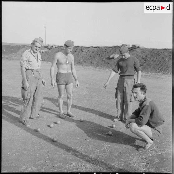 Portraits d'un groupe de rappelés qui joue à la pétanque.