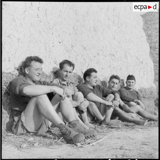 Portraits de rappelés du 10e régiment de dragons (RD) assis contre un mur.