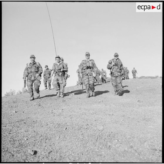 Des soldats du 2e régiment de parachutistes coloniaux (RPC) patrouillent dans les environs de Blida.