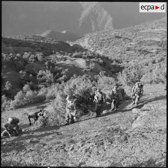 Des soldats du 2e régiment de parachutistes coloniaux (RPC) patrouillent sur la montagne de Chréa.