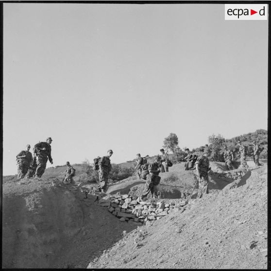 Des soldats du 2e régiment de parachutistes coloniaux (RPC) progressent dans la montagne Chréa.