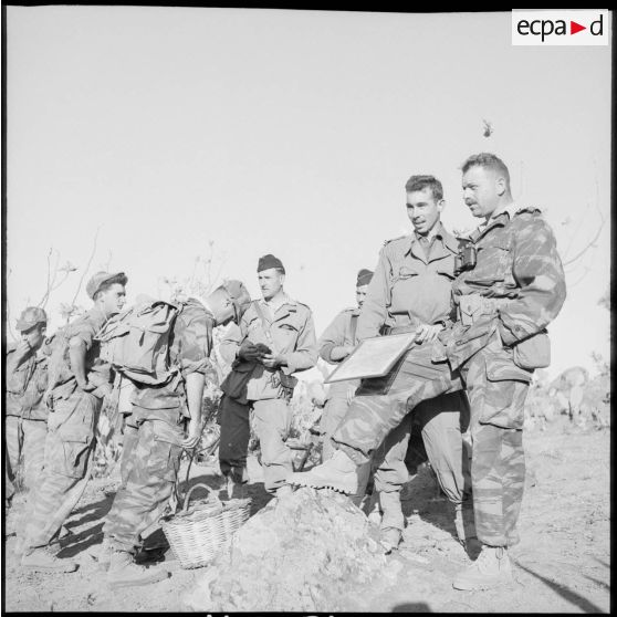 Un groupe du 2e régiment de parachutistes coloniaux (RPC) fait une halte.