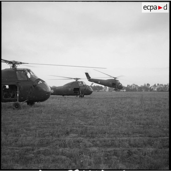 Décollage des hélicoptères à bord desquels ont embarqué les commandos du 2e régiment de parachutistes coloniaux (RPC).