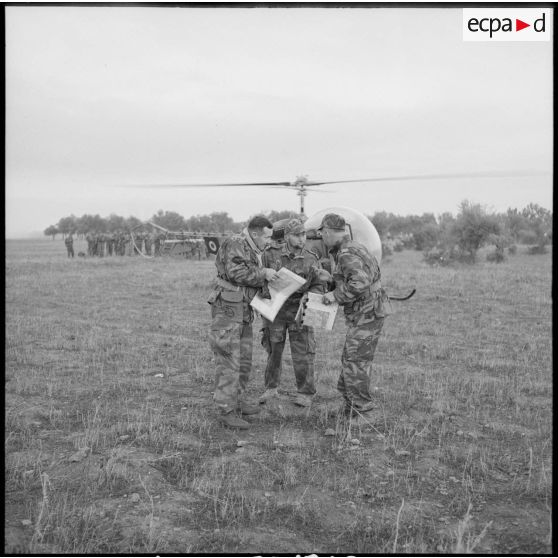 Le colonel Pierre Château-Jobert discute avec des officiers du 2e régiment de parachutistes coloniaux (RPC).