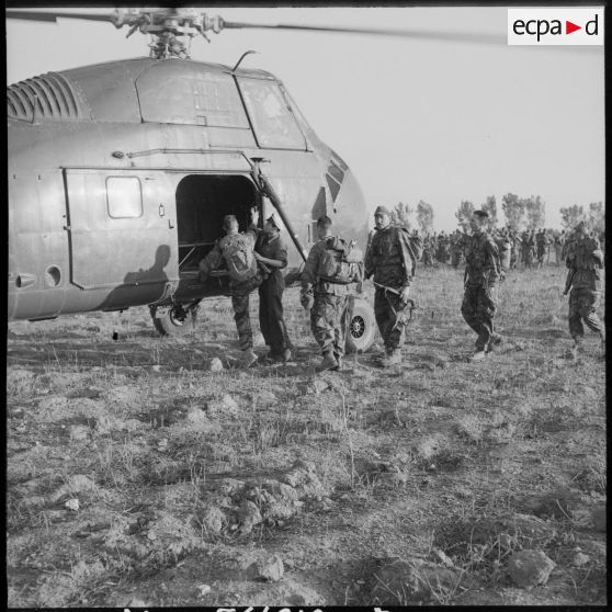 Des soldats du 2e régiment de parachutistes coloniaux (RPC) embarquent à bord d'un hélicoptère.