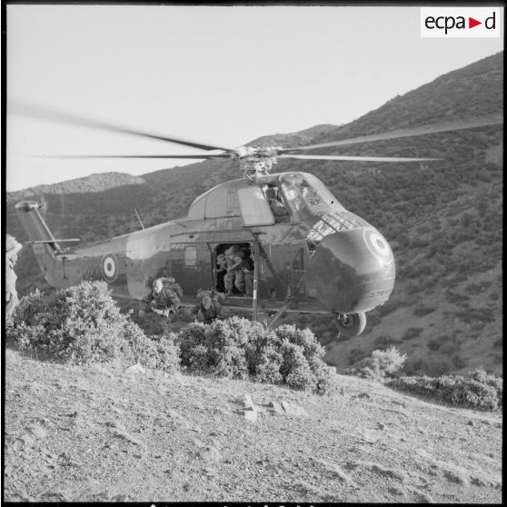 Des soldats du 2e régiment de parachutistes coloniaux (RPC) s'élancent de leur hélicoptère de transport.