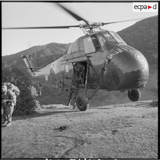 Un groupe de soldats du 2e régiment de parachutistes coloniaux (RPC) est déposé au cours d'une opération héliportée.