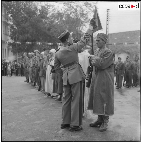 Le colonel Duque remet le fanion à une harka.