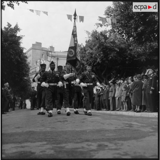 Défilé pour les commémorations du 11 novembre 1956 à Bougie.