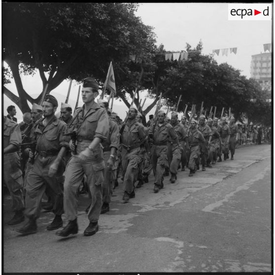 Défilé d'une harka pendant les commémorations du 11 novembre 1956 à Bougie.