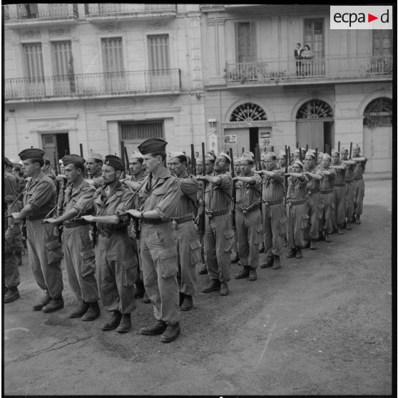 Une harka au garde-à-vous au cours du défilé du 11 novembre à Bougie.