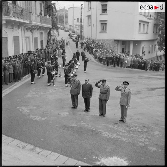 Le colonel Duque et les officiels saluent le monument aux morts à l'occasion de l'anniversaire du 11 nvembre.