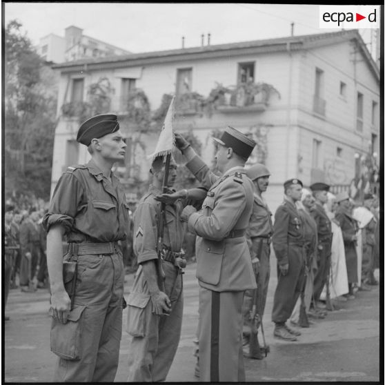 Le colonel Duque remet le fanion à une harka.