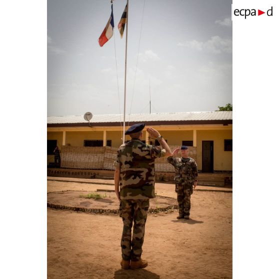 Le lieutenant-colonel Cyrille Tachker du 7e RAMT salue le colonel Laurent Cluzel, CEMIA (chef d'état-major interarmées) de la force Sangaris, au cours d'une cérémonie lors de sa visite au détachement positionné sur la BOA (base opérationnelle avancée) de N'Délé.