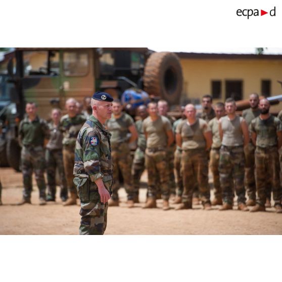 Le colonel Laurent Cluzel, CEMIA (chef d'état-major interarmées) de la force Sangaris, s'adresse aux troupes lors de sa visite au détachement positionné sur la BOA (base opérationnelle avancée) de N'Délé.