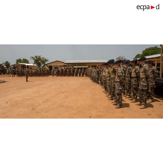 Le colonel Laurent Cluzel, CEMIA (chef d'état-major interarmées) de la force Sangaris, s'adresse aux troupes lors de sa visite au détachement positionné sur la BOA (base opérationnelle avancée) de N'Délé.