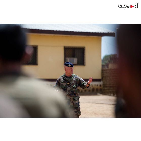 Le colonel Laurent Cluzel, CEMIA (chef d'état-major interarmées) de la force Sangaris, s'adresse aux troupes lors de sa visite au détachement positionné sur la BOA (base opérationnelle avancée) de N'Délé.