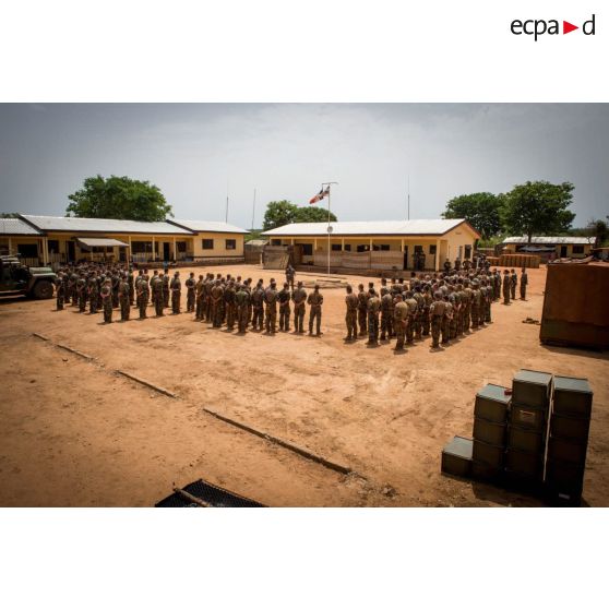 Le colonel Laurent Cluzel, CEMIA (chef d'état-major interarmées) de la force Sangaris, s'adresse aux troupes lors de sa visite au détachement positionné sur la BOA (base opérationnelle avancée) de N'Délé.