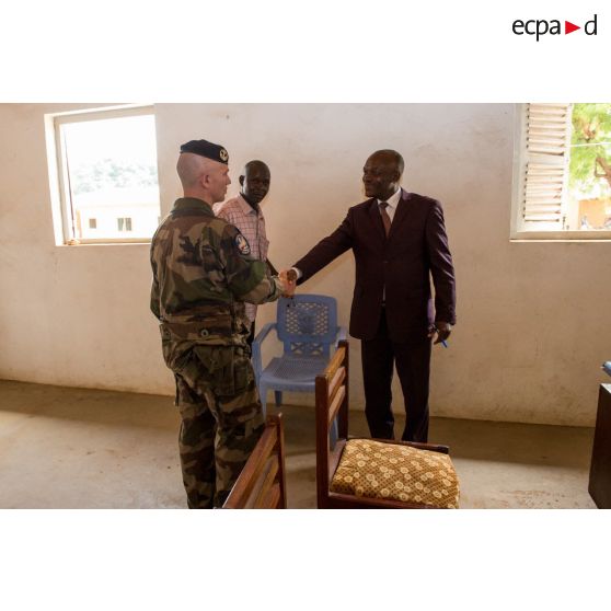 Le colonel Laurent Cluzel, CEMIA (chef d'état-major interarmées) de la force Sangaris, est accueilli par le préfet, monsieur Abdulaye Mahamet, lors de sa visite au détachement positionné sur la BOA (base opérationnelle avancée) de N'Délé.