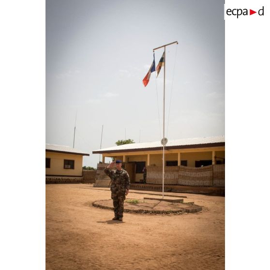 Le colonel Laurent Cluzel, CEMIA (chef d'état-major interarmées) de la force Sangaris, salue les troupes au cours d'une cérémonie lors de sa visite au détachement positionné sur la BOA (base opérationnelle avancée) de N'Délé.