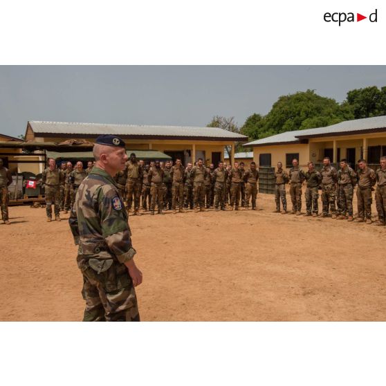 Le colonel Laurent Cluzel, CEMIA (chef d'état-major interarmées) de la force Sangaris, s'adresse aux troupes lors de sa visite au détachement positionné sur la BOA (base opérationnelle avancée) de N'Délé.