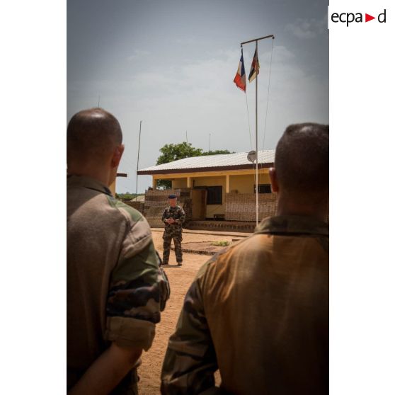 Discours du colonel Laurent Cluzel, CEMIA (chef d'état-major interarmées) de la force Sangaris, au cours d'une cérémonie lors de sa visite au détachement positionné sur la BOA (base opérationnelle avancée) de N'Délé.